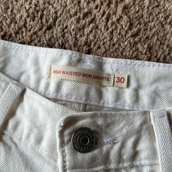 Levi’s High Waisted Mom Short White Distressed - Picture 5 of 8